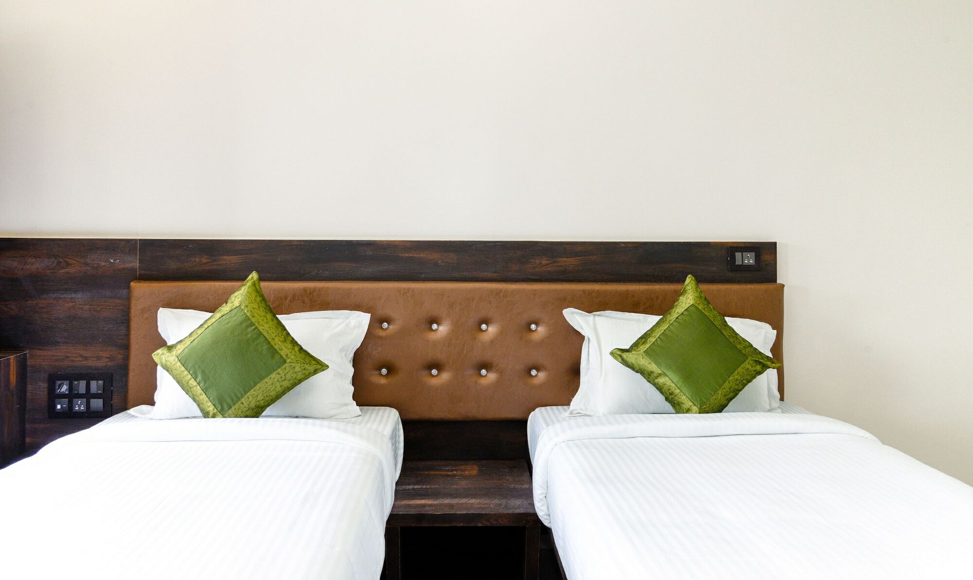 Treebo Malhaar Regency Hotel Chinchvad Exterior photo